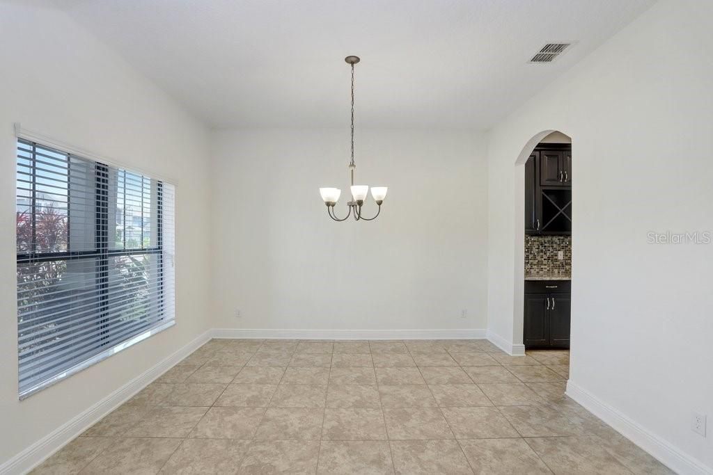 Под контрактом: $699,900 (5 спален, 3 ванн, 3316 Квадратных фут)