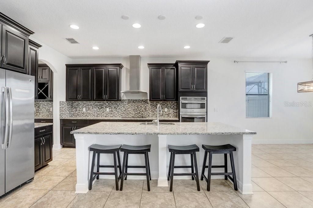 Под контрактом: $699,900 (5 спален, 3 ванн, 3316 Квадратных фут)