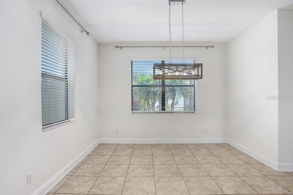 Под контрактом: $699,900 (5 спален, 3 ванн, 3316 Квадратных фут)