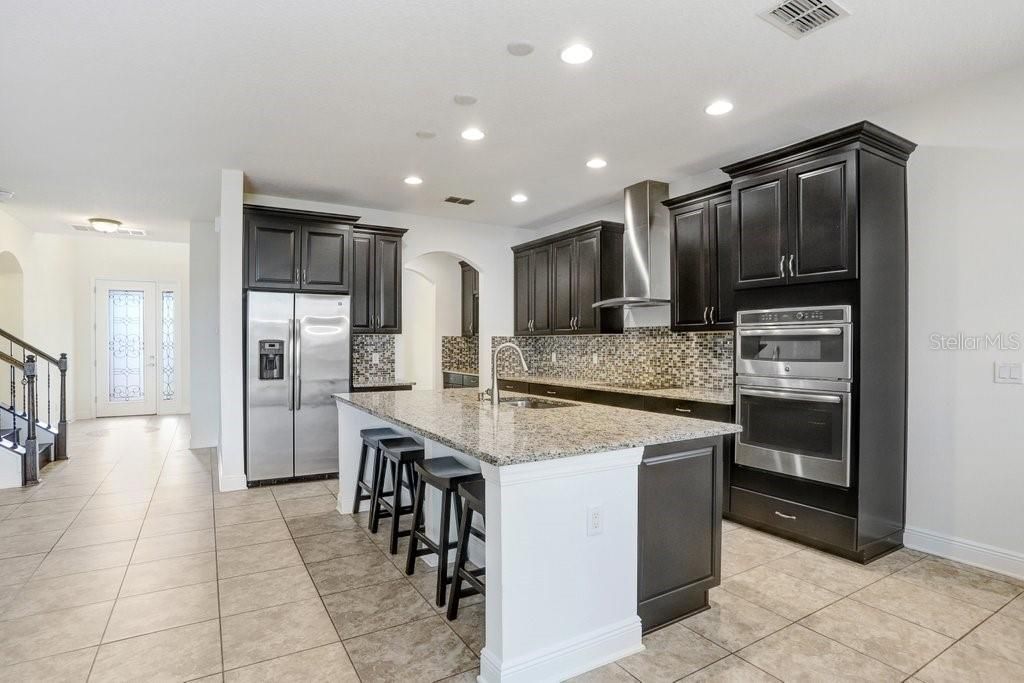 Под контрактом: $699,900 (5 спален, 3 ванн, 3316 Квадратных фут)