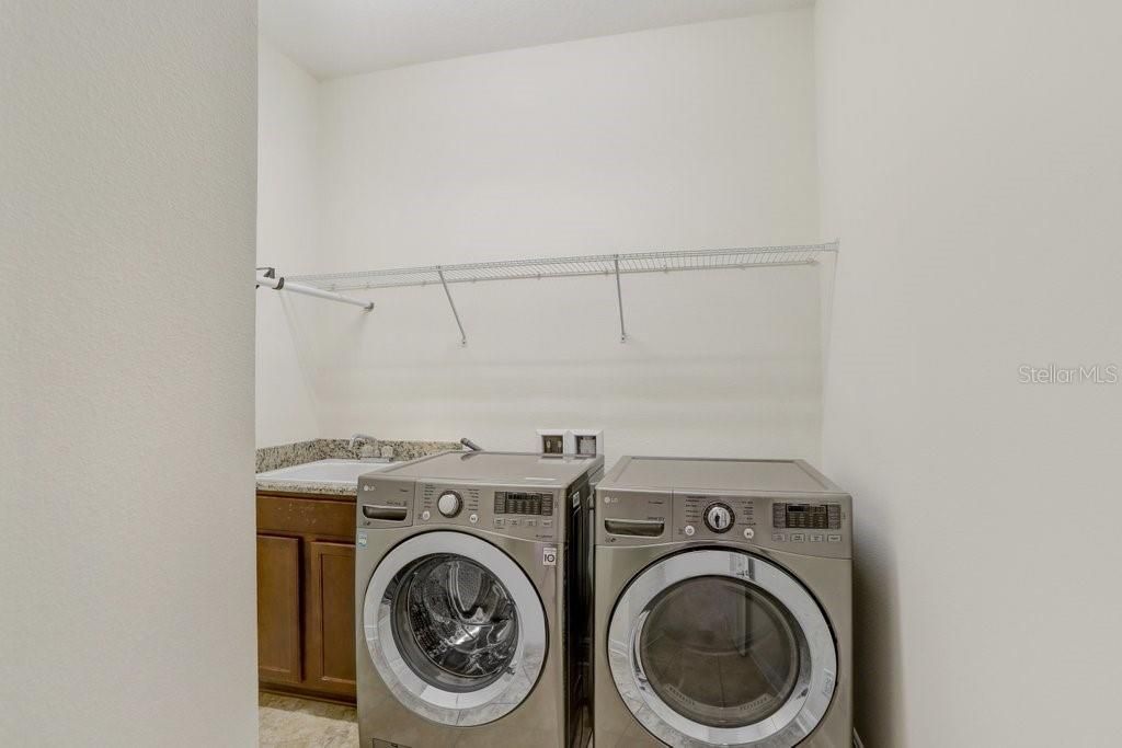 Под контрактом: $699,900 (5 спален, 3 ванн, 3316 Квадратных фут)