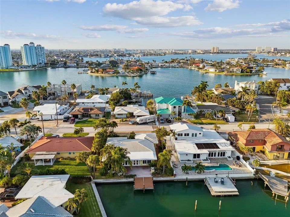 合同活跃: $995,000 (2 贝兹, 2 浴室, 1962 平方英尺)