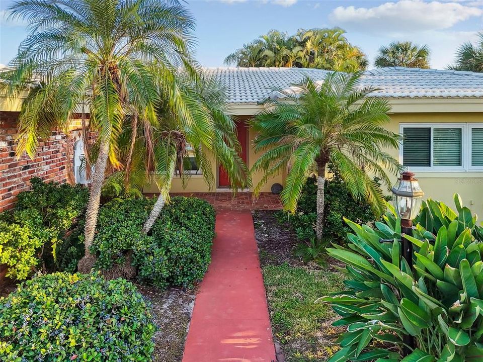 合同活跃: $995,000 (2 贝兹, 2 浴室, 1962 平方英尺)