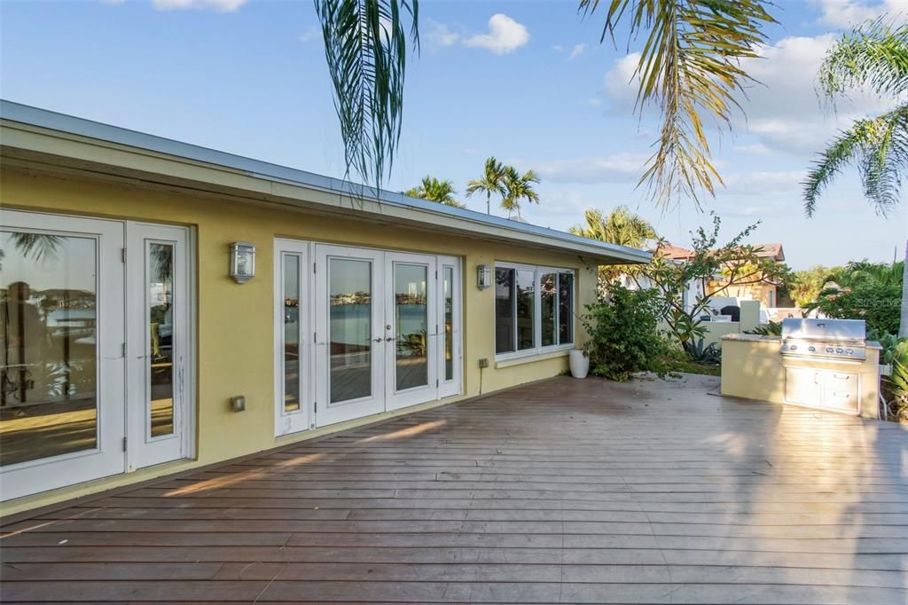 合同活跃: $995,000 (2 贝兹, 2 浴室, 1962 平方英尺)