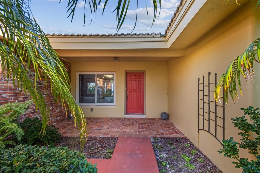 合同活跃: $995,000 (2 贝兹, 2 浴室, 1962 平方英尺)