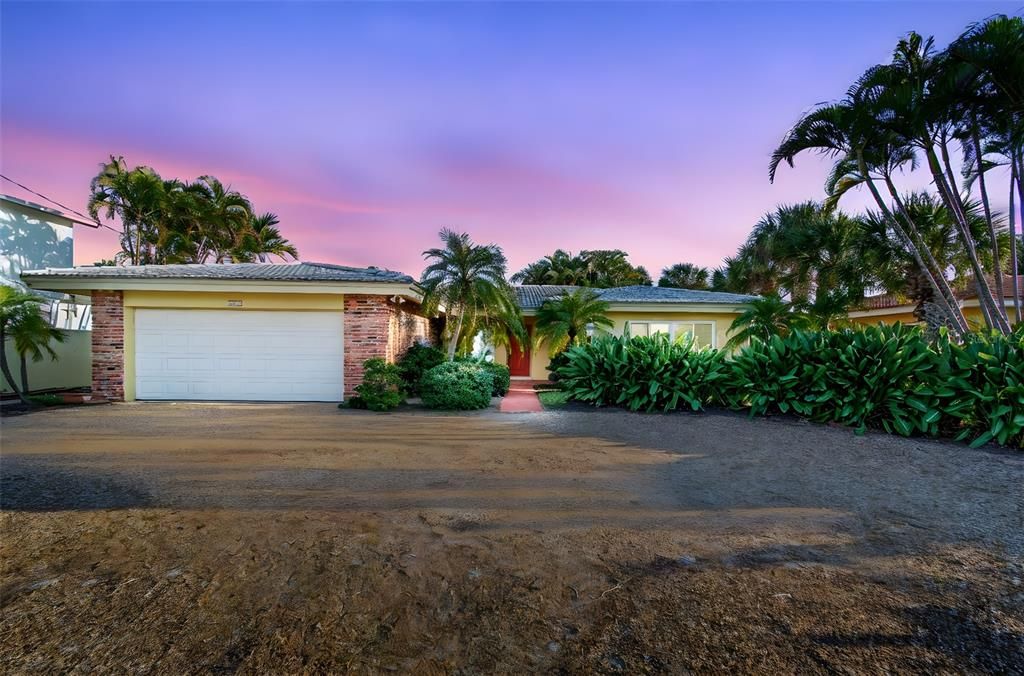 合同活跃: $995,000 (2 贝兹, 2 浴室, 1962 平方英尺)