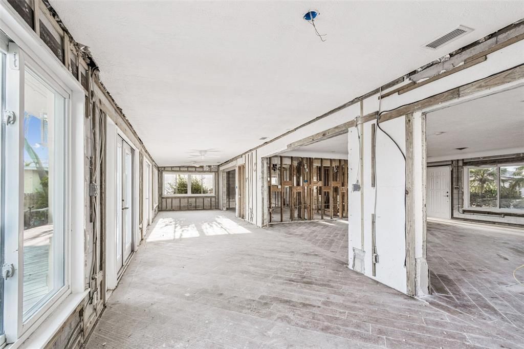 合同活跃: $995,000 (2 贝兹, 2 浴室, 1962 平方英尺)