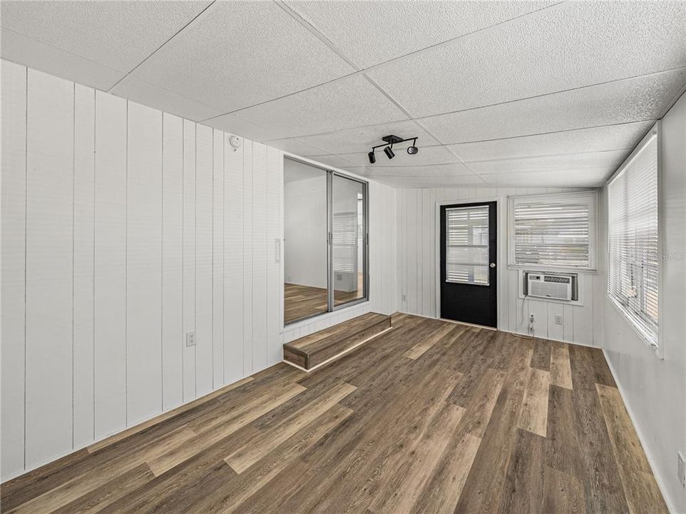 For Sale: $69,922 (2 beds, 2 baths, 865 Square Feet)