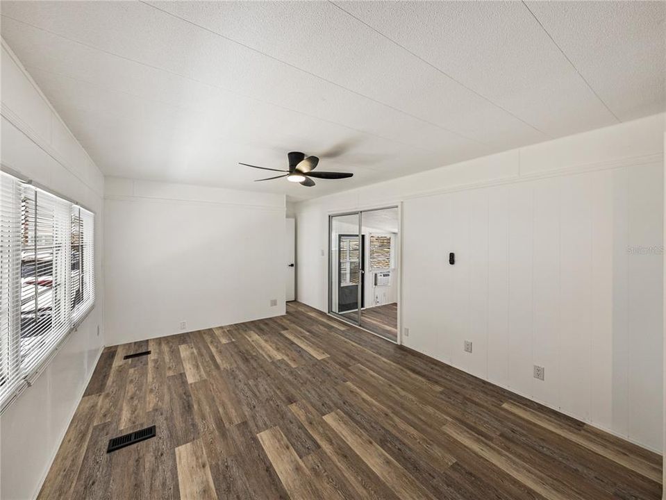 For Sale: $69,922 (2 beds, 2 baths, 865 Square Feet)