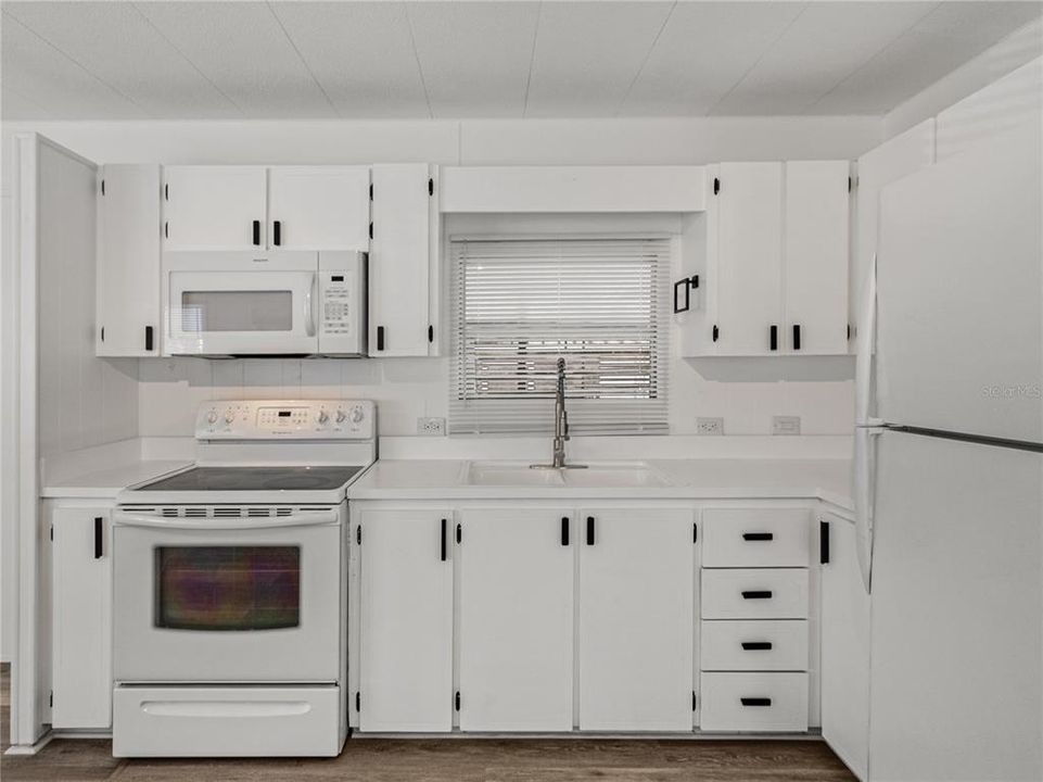 For Sale: $69,922 (2 beds, 2 baths, 865 Square Feet)