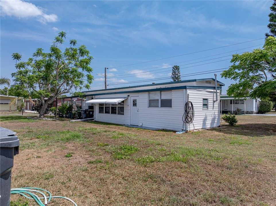 For Sale: $69,922 (2 beds, 2 baths, 865 Square Feet)