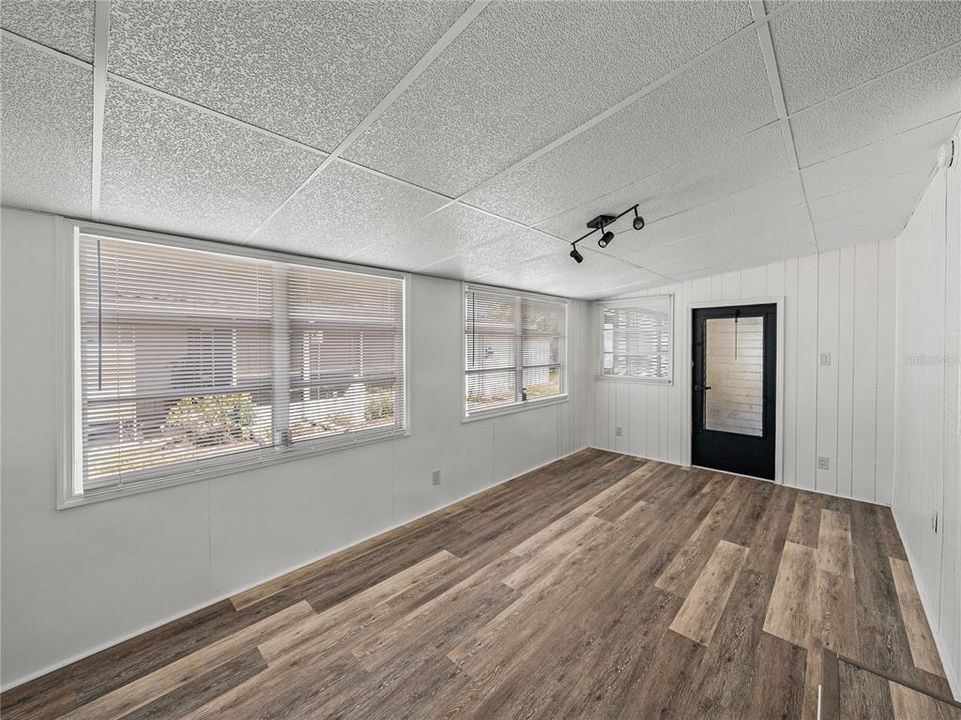 For Sale: $69,922 (2 beds, 2 baths, 865 Square Feet)