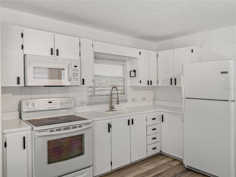 For Sale: $69,922 (2 beds, 2 baths, 865 Square Feet)