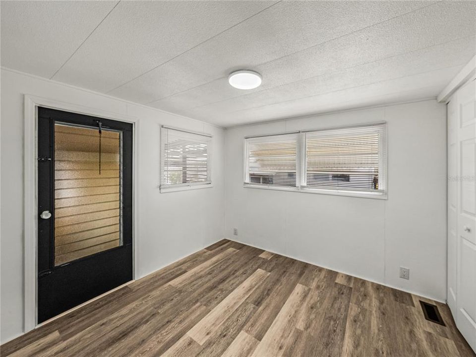 For Sale: $69,922 (2 beds, 2 baths, 865 Square Feet)