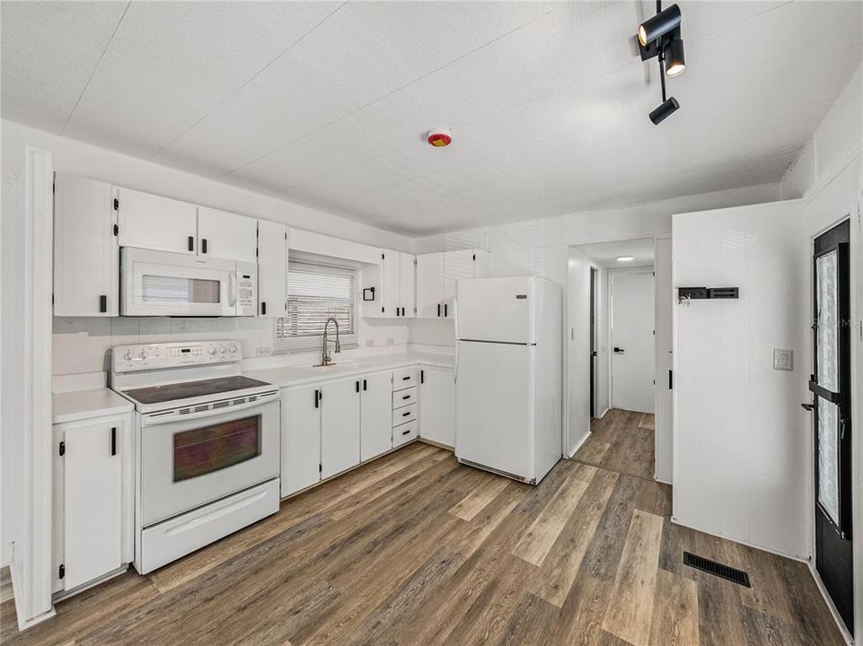 For Sale: $69,922 (2 beds, 2 baths, 865 Square Feet)