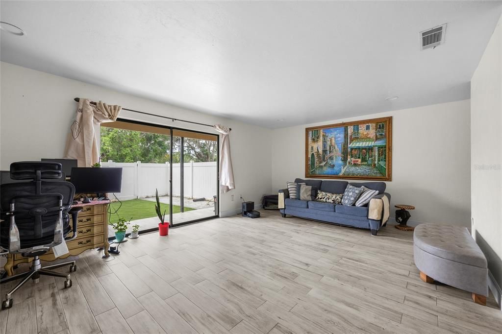 合同活跃: $169,000 (3 贝兹, 2 浴室, 1500 平方英尺)