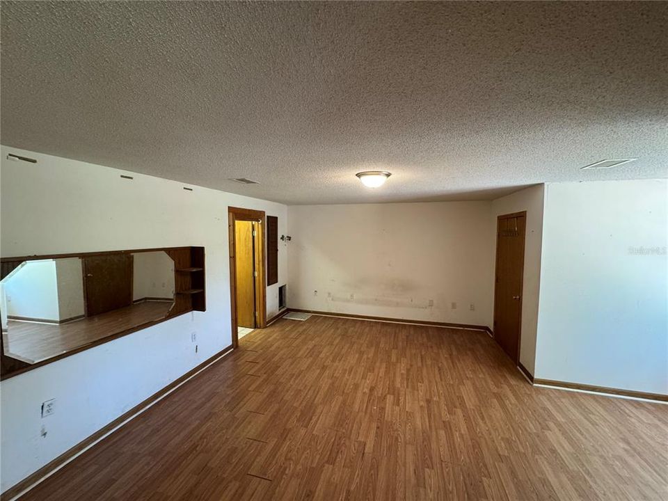 На продажу: $329,000 (5 спален, 4 ванн, 1992 Квадратных фут)