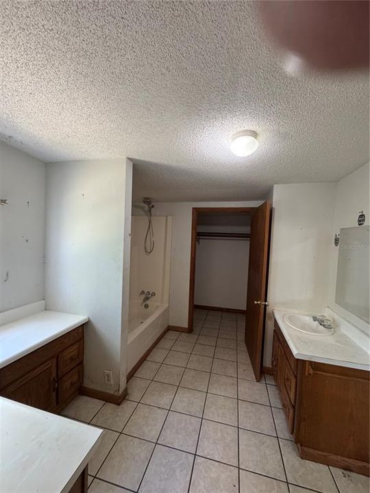 На продажу: $329,000 (5 спален, 4 ванн, 1992 Квадратных фут)