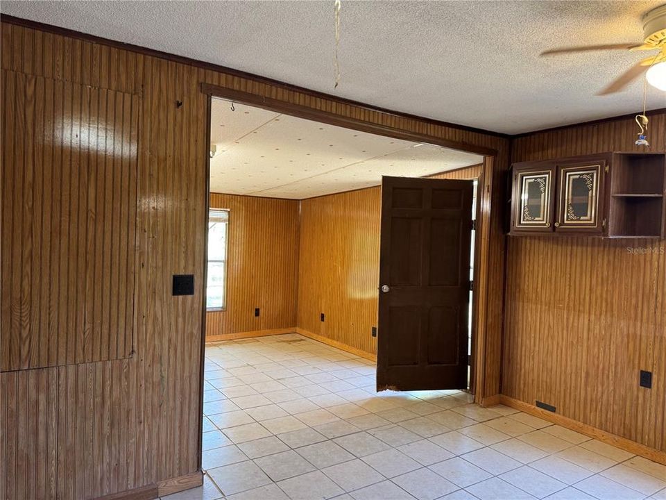 На продажу: $329,000 (5 спален, 4 ванн, 1992 Квадратных фут)