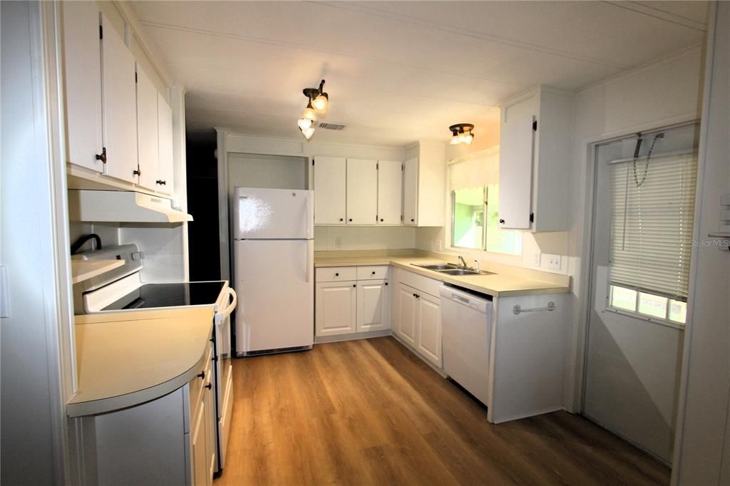 Active With Contract: $205,000 (2 beds, 2 baths, 1155 Square Feet)