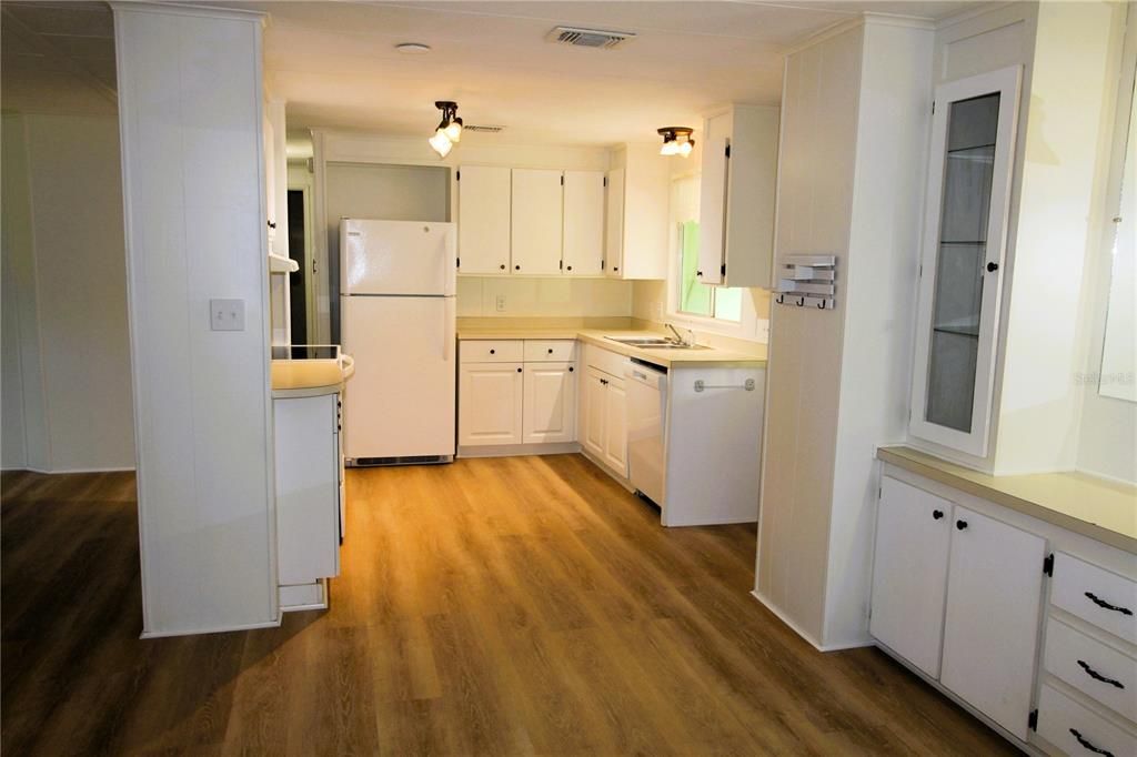 Active With Contract: $205,000 (2 beds, 2 baths, 1155 Square Feet)