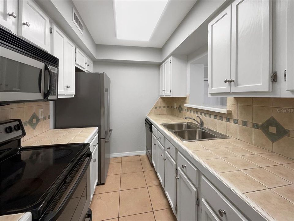 Active With Contract: $280,000 (2 beds, 3 baths, 1307 Square Feet)