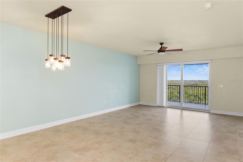 Activo con contrato: $439,000 (3 camas, 2 baños, 1600 Pies cuadrados)