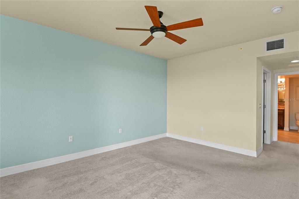 Activo con contrato: $439,000 (3 camas, 2 baños, 1600 Pies cuadrados)