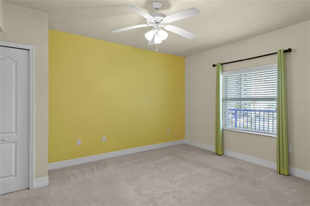 Activo con contrato: $439,000 (3 camas, 2 baños, 1600 Pies cuadrados)