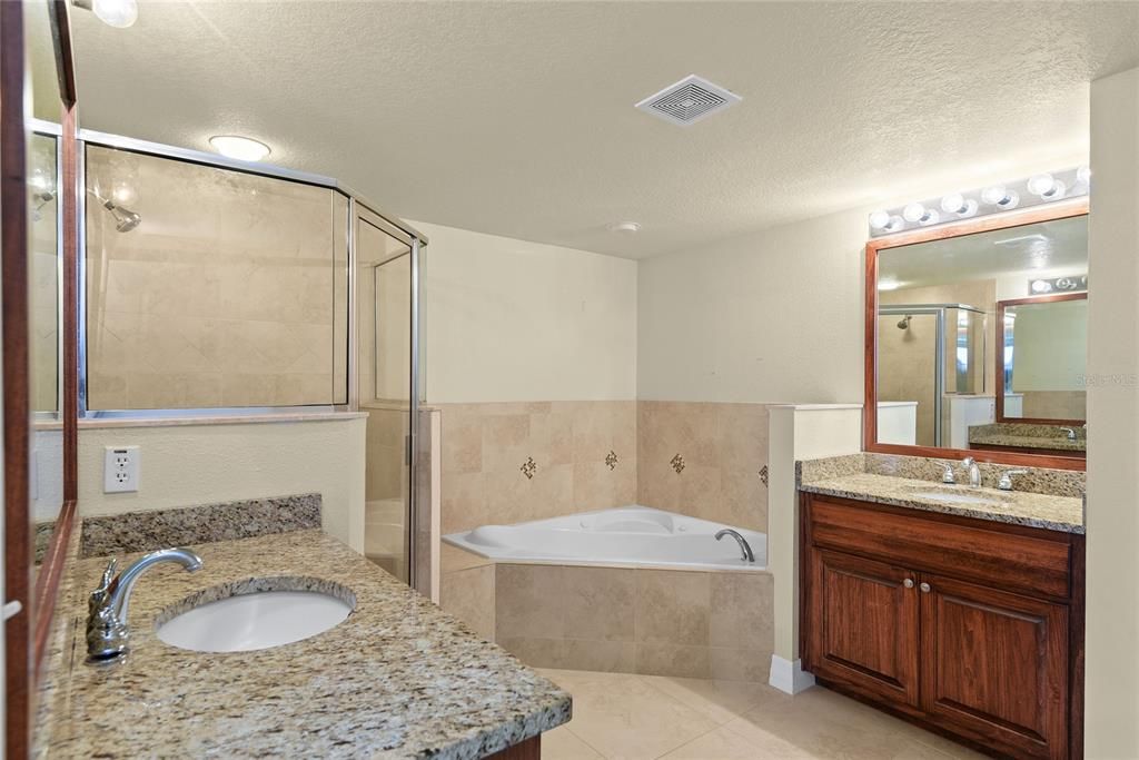 Activo con contrato: $439,000 (3 camas, 2 baños, 1600 Pies cuadrados)