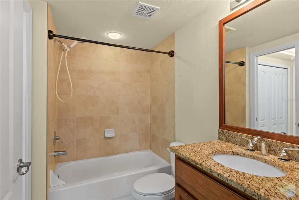 Activo con contrato: $439,000 (3 camas, 2 baños, 1600 Pies cuadrados)