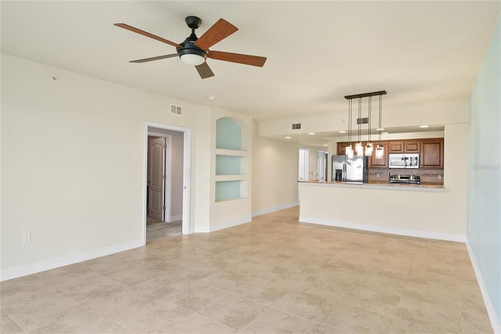 Activo con contrato: $439,000 (3 camas, 2 baños, 1600 Pies cuadrados)