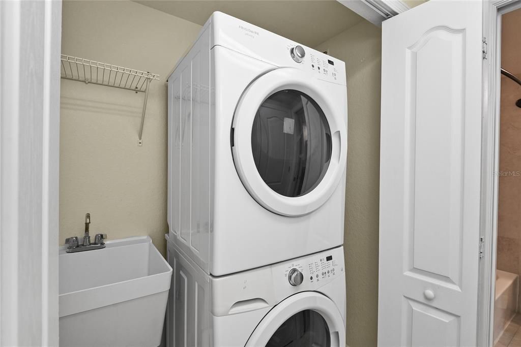 Activo con contrato: $439,000 (3 camas, 2 baños, 1600 Pies cuadrados)