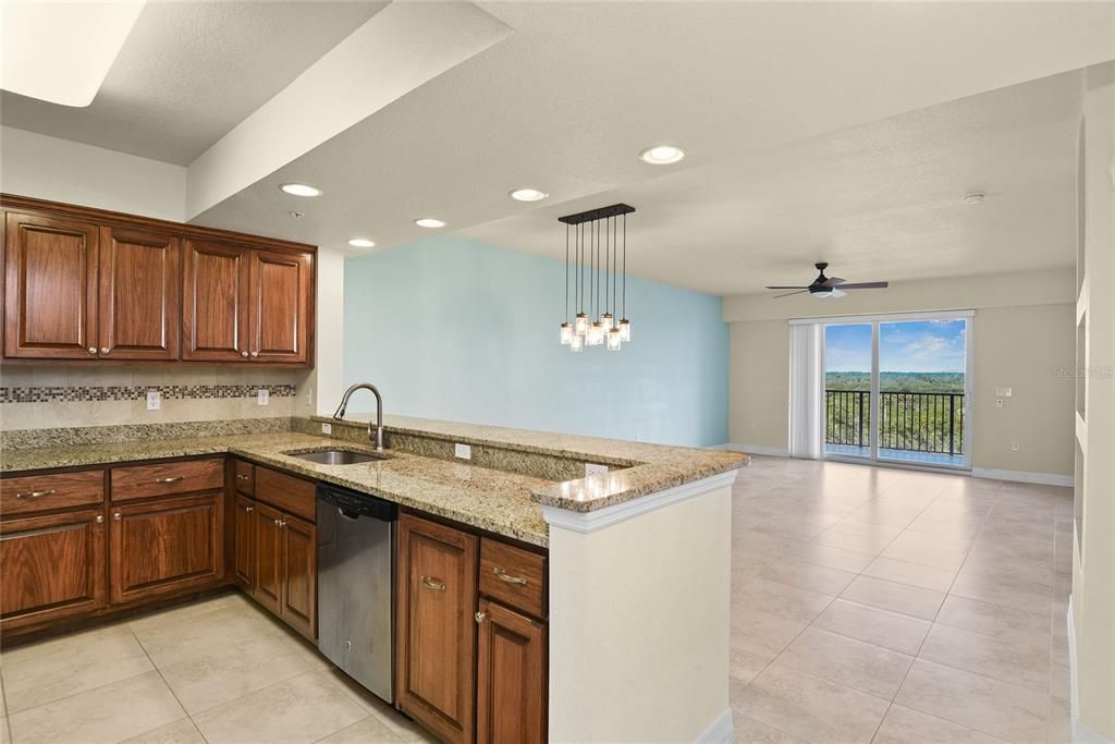 Activo con contrato: $439,000 (3 camas, 2 baños, 1600 Pies cuadrados)