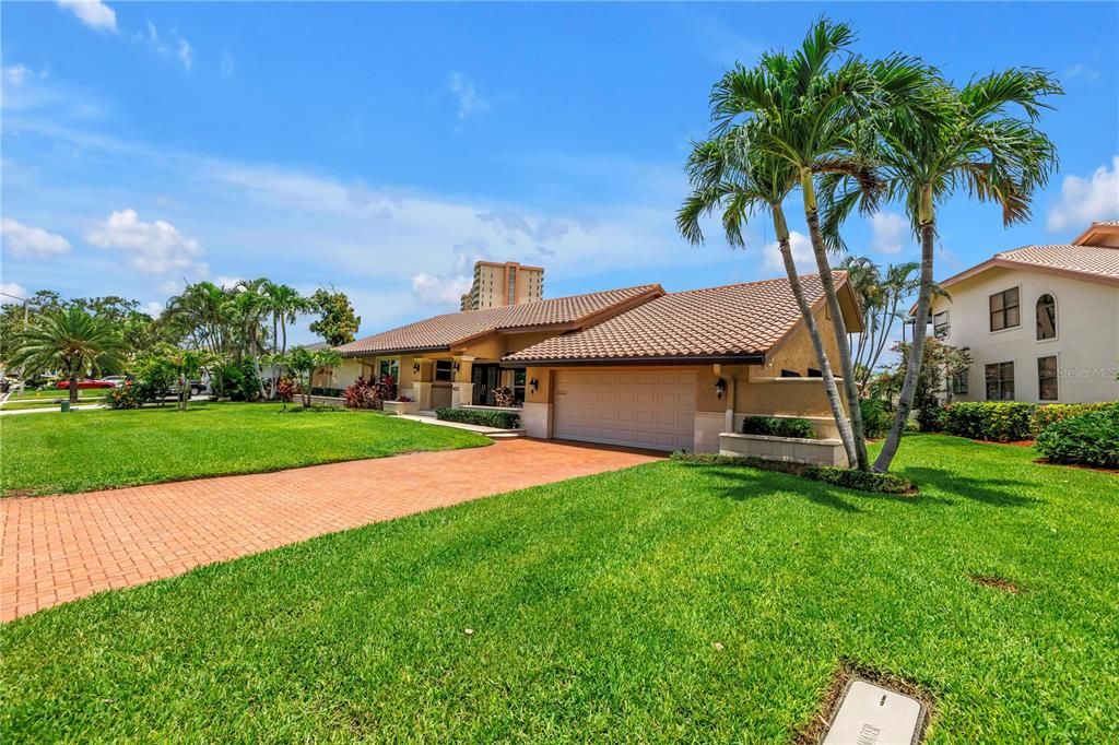 For Sale: $2,199,900 (3 beds, 3 baths, 2548 Square Feet)