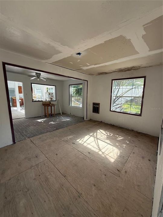 For Sale: $89,000 (5 beds, 2 baths, 1564 Square Feet)