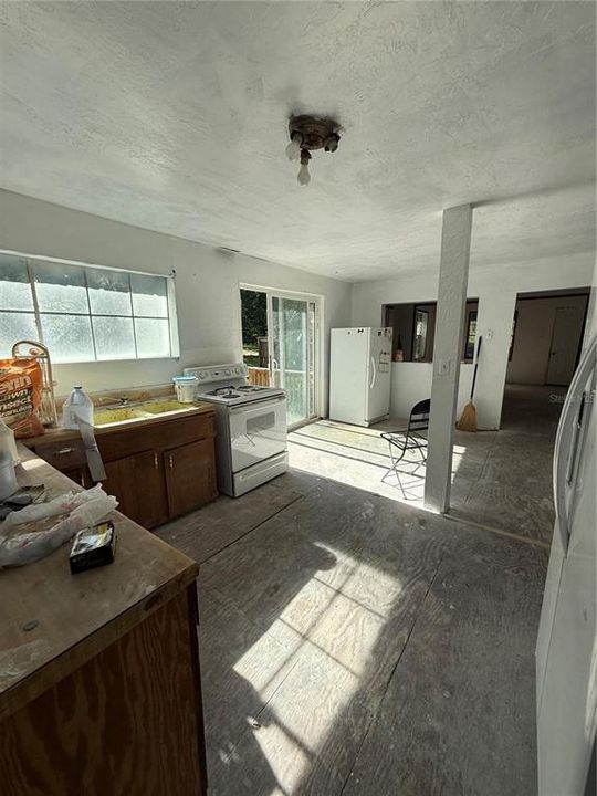 For Sale: $89,000 (5 beds, 2 baths, 1564 Square Feet)