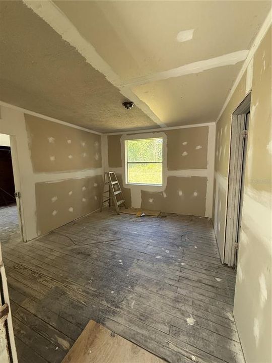 For Sale: $89,000 (5 beds, 2 baths, 1564 Square Feet)