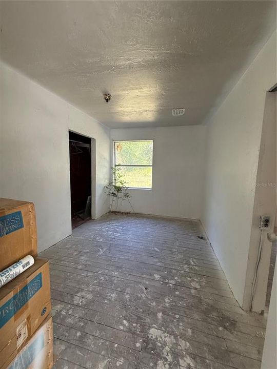 For Sale: $89,000 (5 beds, 2 baths, 1564 Square Feet)