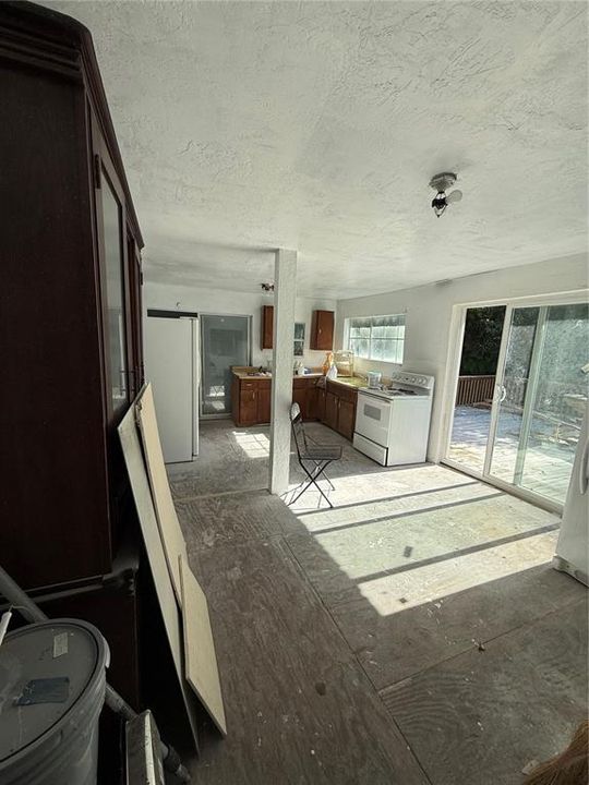 For Sale: $89,000 (5 beds, 2 baths, 1564 Square Feet)