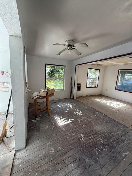 For Sale: $89,000 (5 beds, 2 baths, 1564 Square Feet)