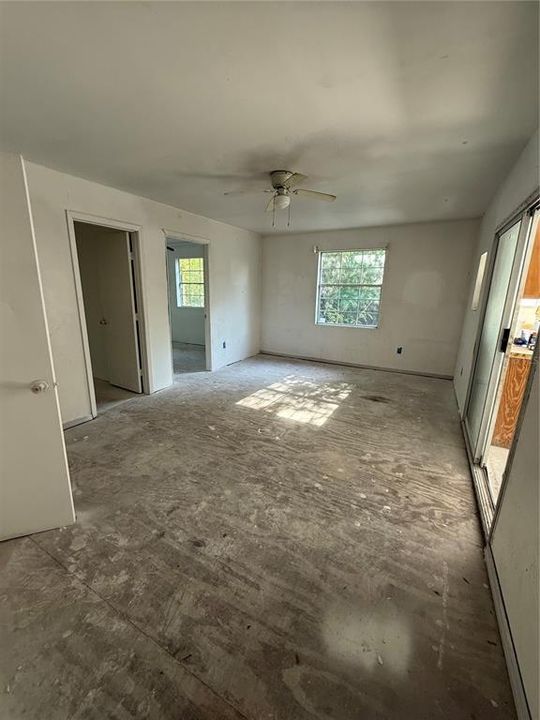 For Sale: $89,000 (5 beds, 2 baths, 1564 Square Feet)