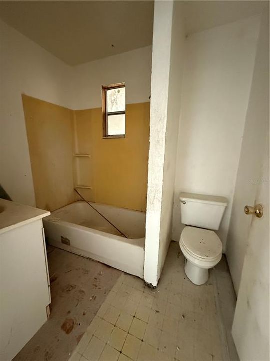 For Sale: $89,000 (5 beds, 2 baths, 1564 Square Feet)