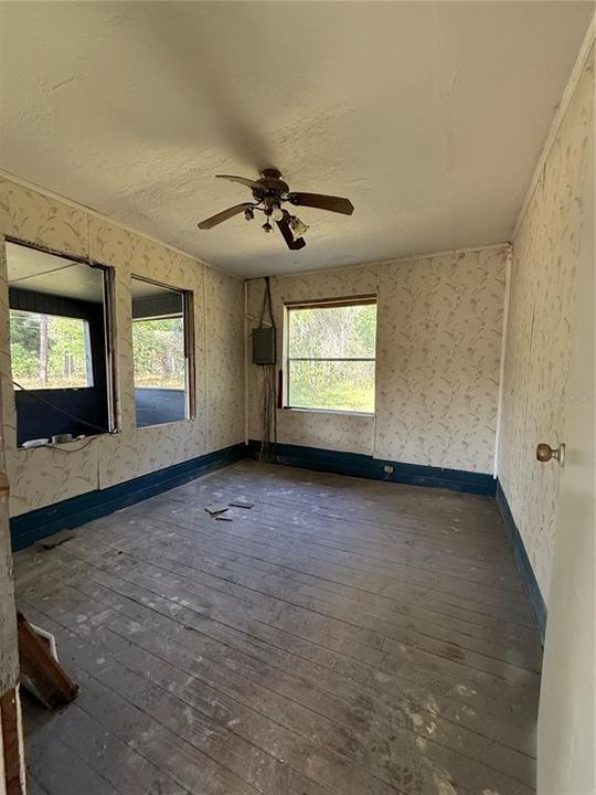 For Sale: $89,000 (5 beds, 2 baths, 1564 Square Feet)