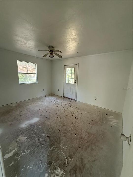 For Sale: $89,000 (5 beds, 2 baths, 1564 Square Feet)