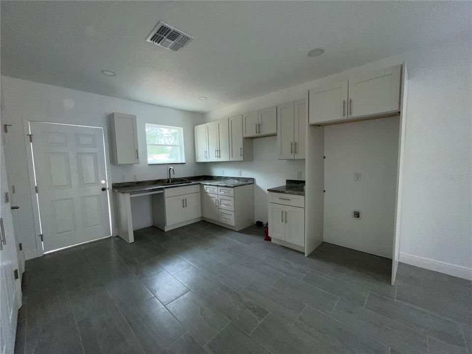 For Sale: $299,900 (3 beds, 2 baths, 1250 Square Feet)