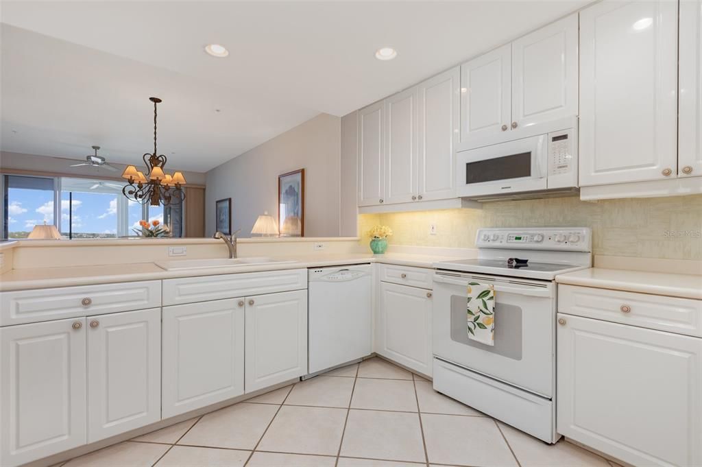 For Sale: $625,000 (2 beds, 2 baths, 1932 Square Feet)