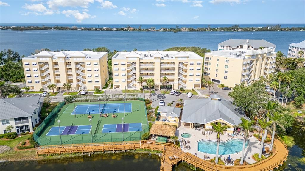 For Sale: $625,000 (2 beds, 2 baths, 1932 Square Feet)