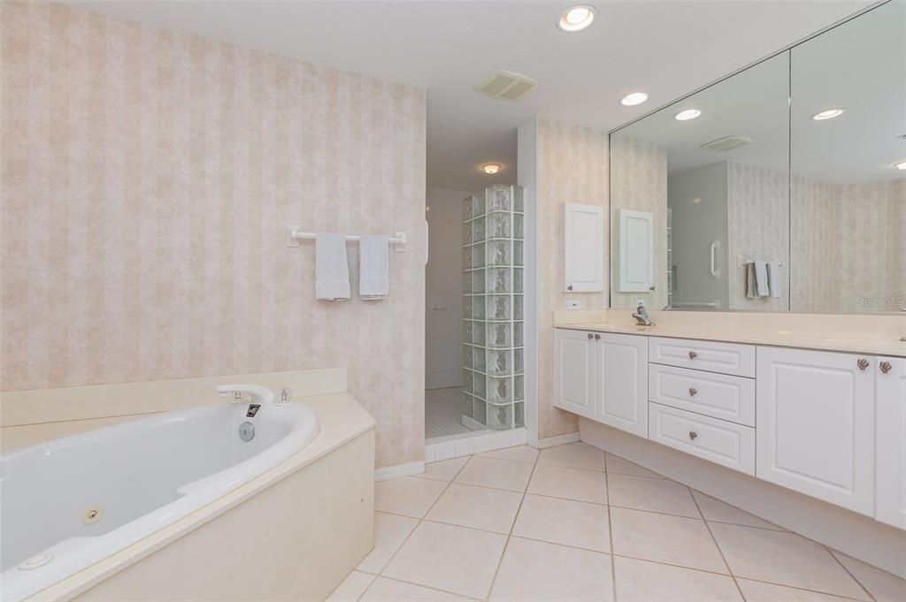 For Sale: $625,000 (2 beds, 2 baths, 1932 Square Feet)