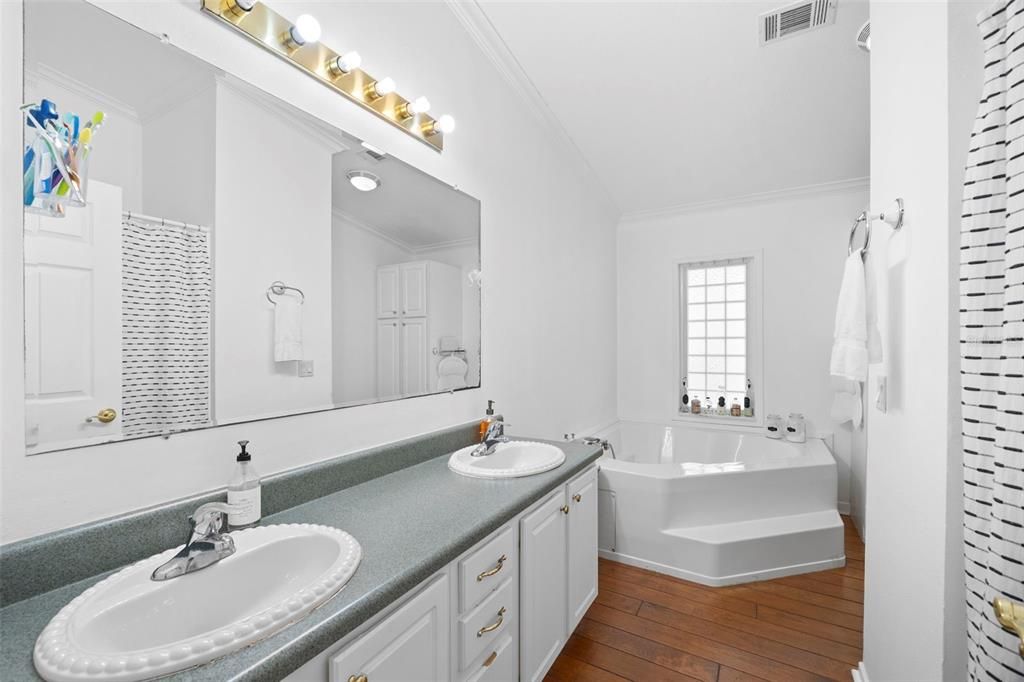 For Sale: $464,999 (4 beds, 2 baths, 1904 Square Feet)